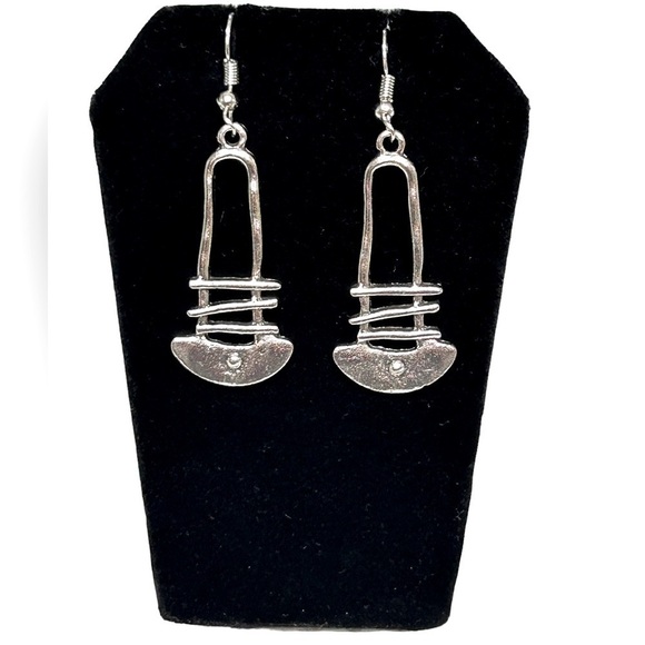 NWT Women’s Bohemian Hammered Look Asymmetrical Silver-Tone Dangle Earrings - Picture 1 of 2